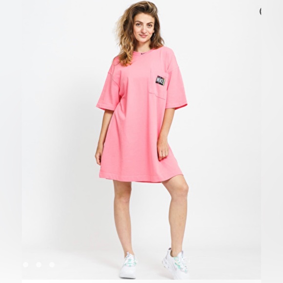 NIKE
Sportswear Washed T-shirt Dress
Size M - Picture 7 of 8